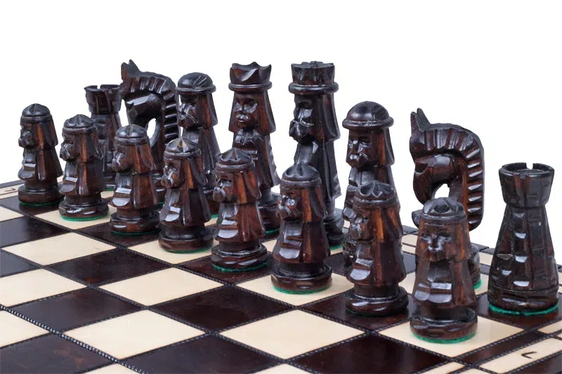 Jeu d'Echecs Sculpté en Bois et Echiquier Pliant avec Rangement – Image 5