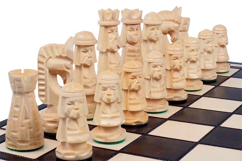 Jeu d'Echecs Sculpté en Bois et Echiquier Pliant avec Rangement – Image 6