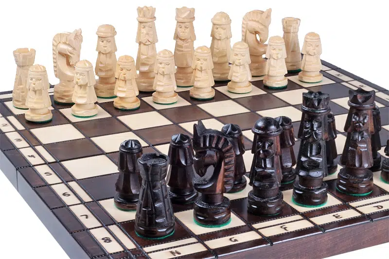 Jeu d'Echecs Sculpté en Bois et Echiquier Pliant avec Rangement – Image 3