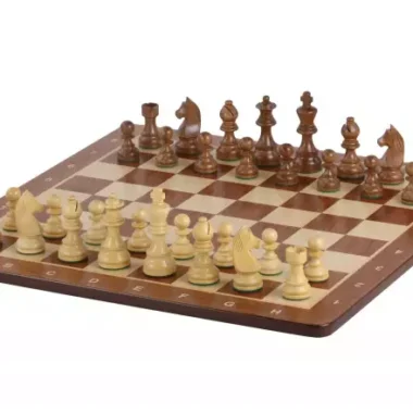 Ensemble jeu d'échecs en acacia et buis sur échiquier alphanumérique, vue d'ensemble