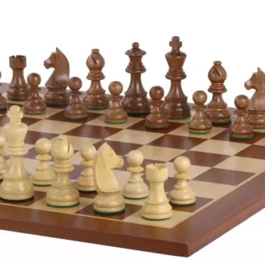 Pièces en buis et acacia disposées sur l'échiquier en érable et acajou, vue rapprochée