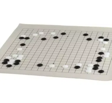 Goban en vinyle roulable avec pierres noires et blanches disposées en partie