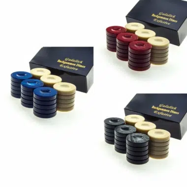 Jetons de backgammon en galalithe, trois coffrets bleu, rouge et noir