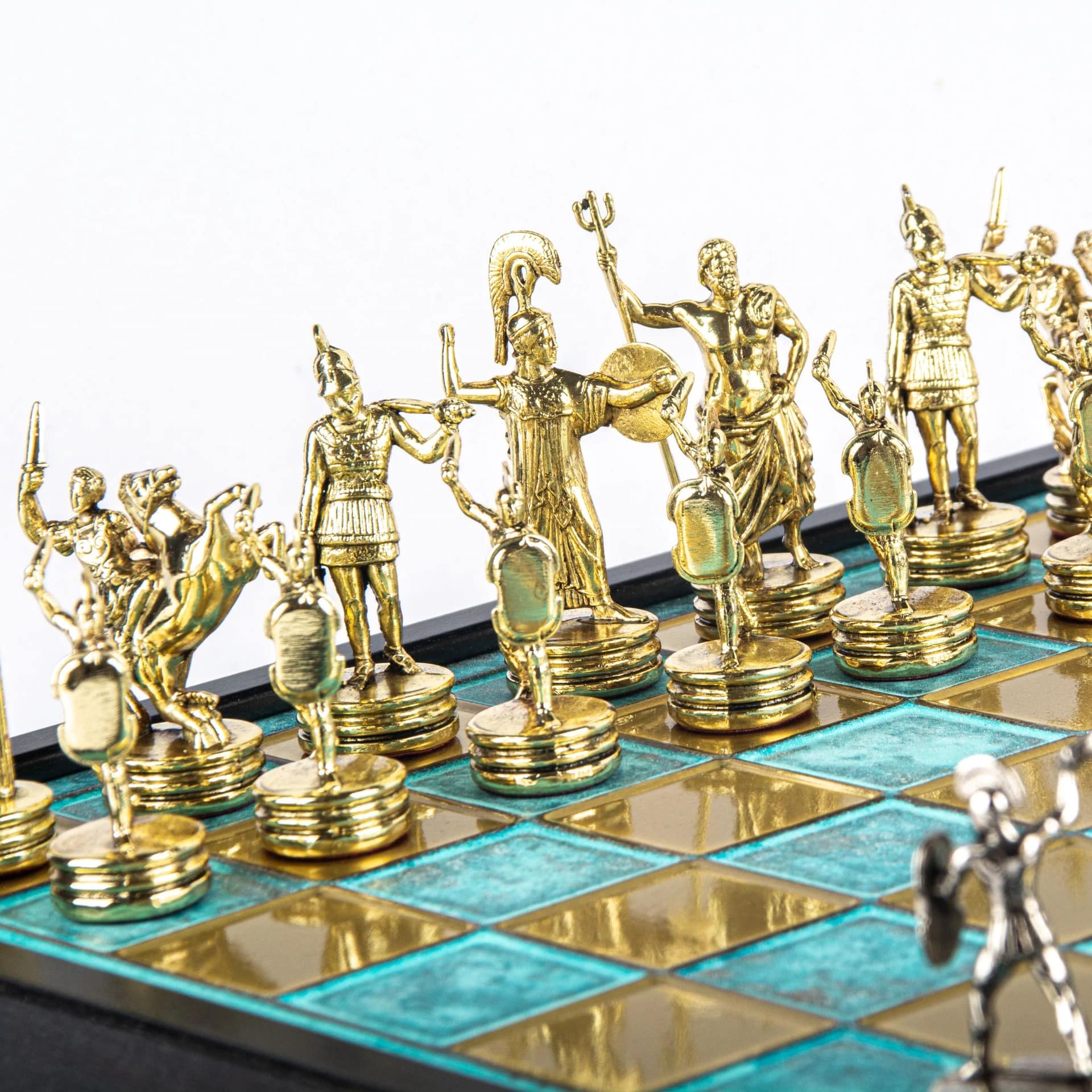 Jeu d'Échecs Mythologie Grecque en Métal Doré et Argenté – Échiquier avec Rangement Intégré – Image 21