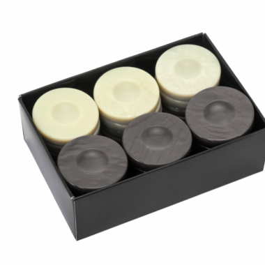 Jetons de backgammon en galalithe ivoire et noir, coffret de rangement ouvert