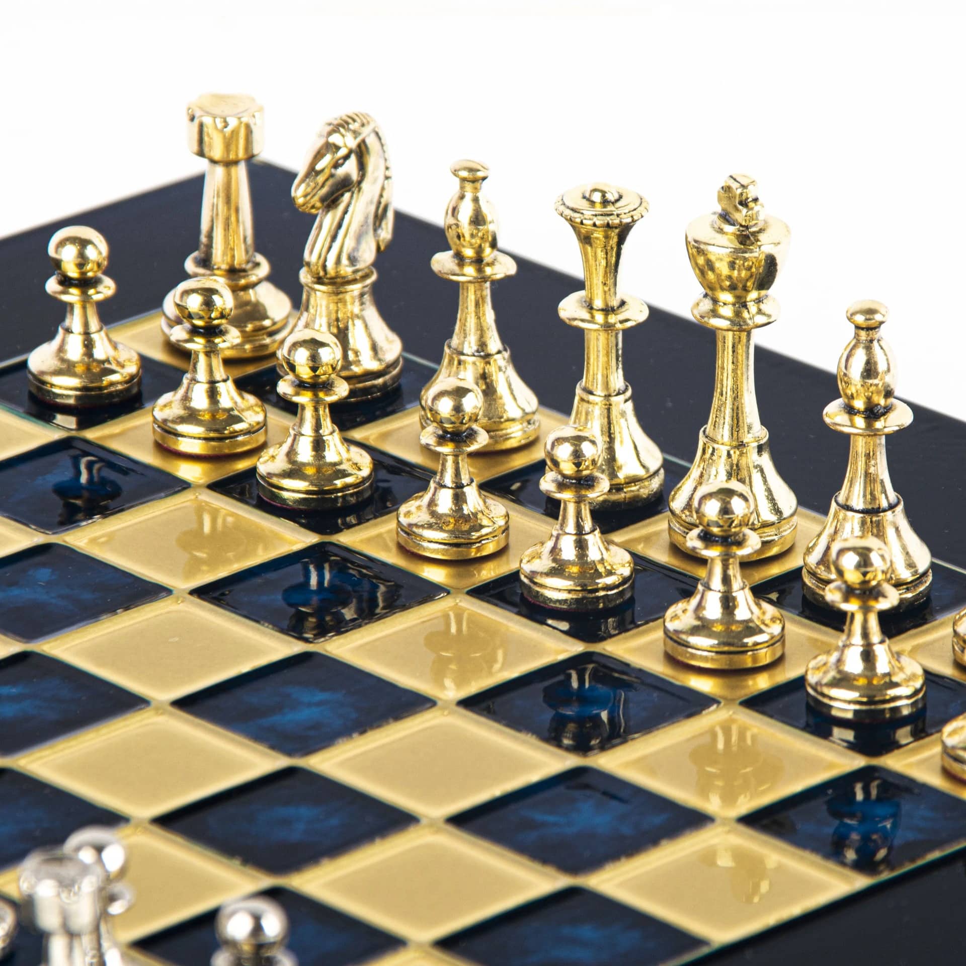 Petit Ensemble de jeu d'Echecs Staunton en Métal Argenté et Doré avec Echiquier sur Pied en Métal et Coffret de Rangement – Image 20