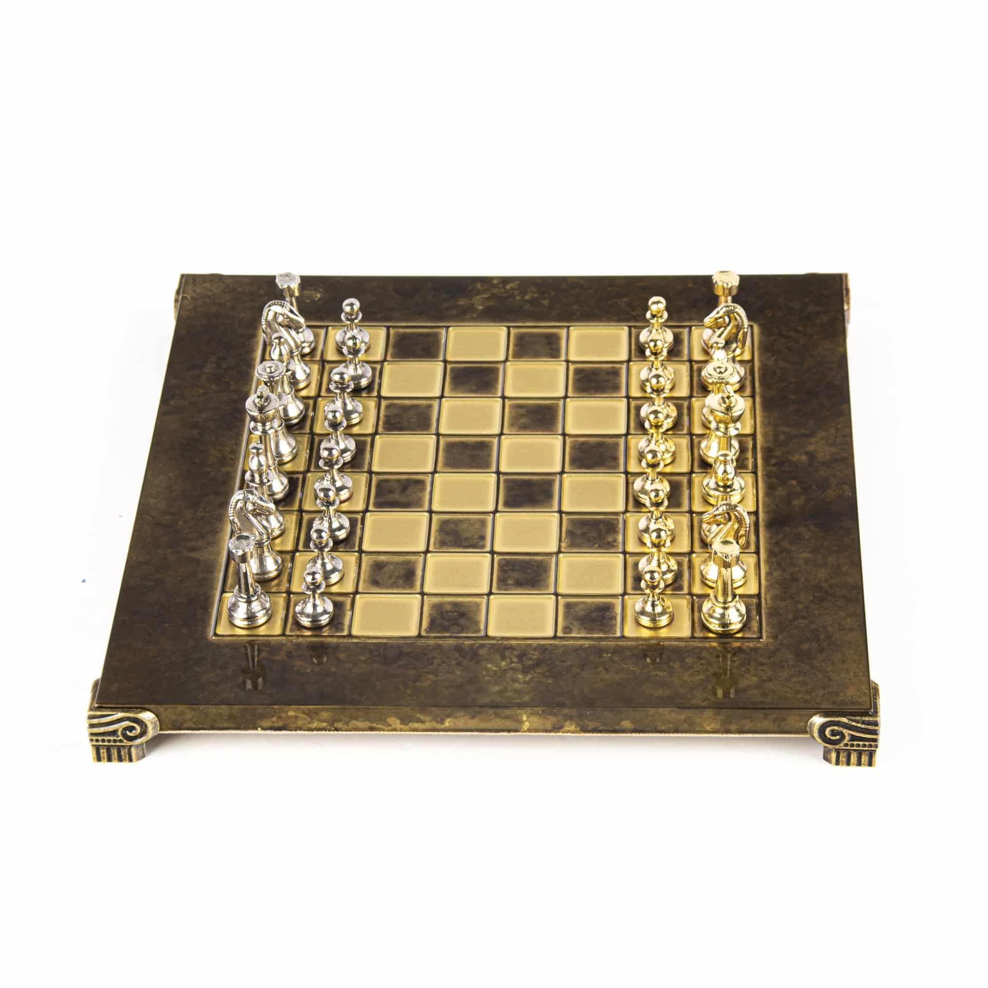 Petit Ensemble de jeu d'Echecs Staunton en Métal Argenté et Doré avec Echiquier sur Pied en Métal et Coffret de Rangement – Image 2
