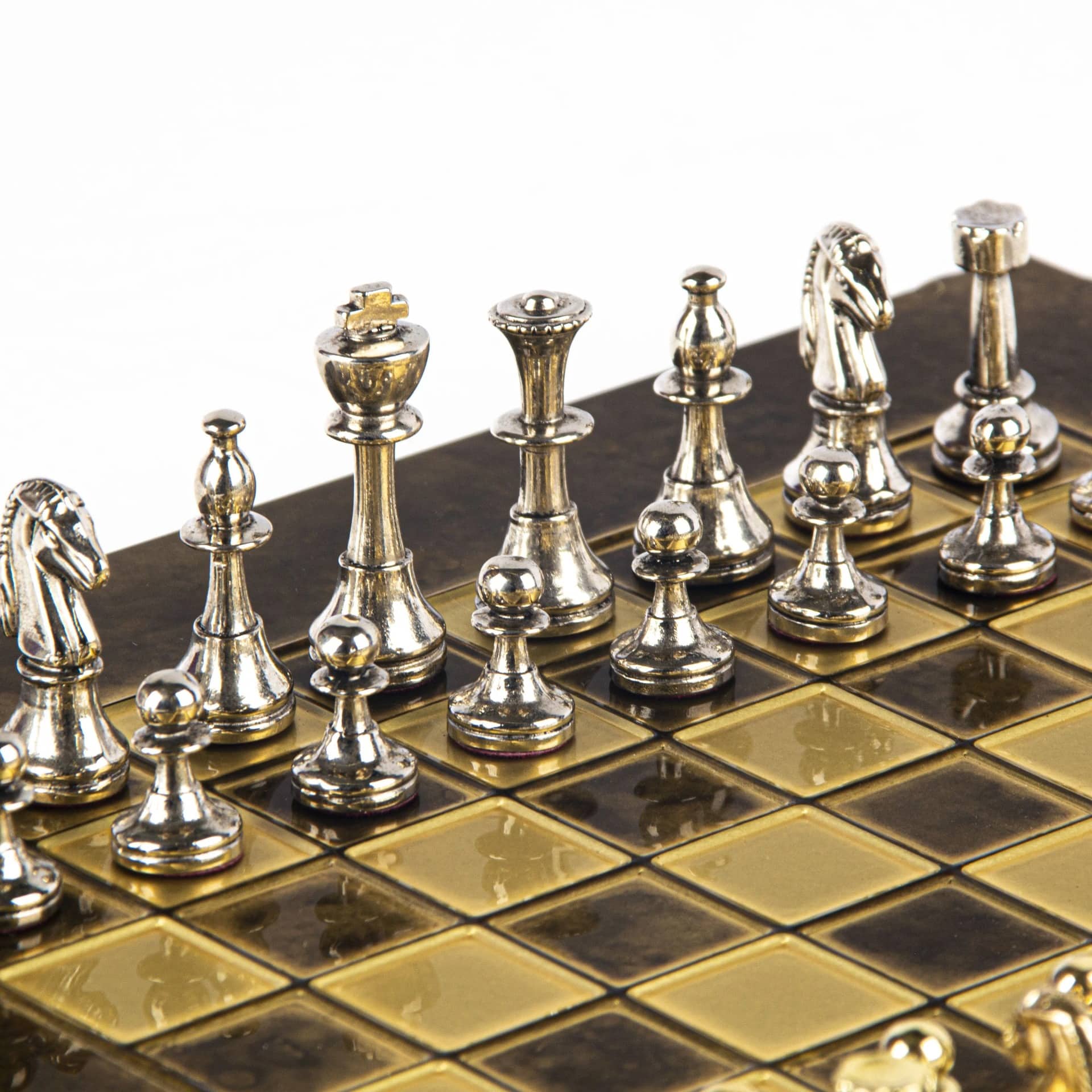 Petit Ensemble de jeu d'Echecs Staunton en Métal Argenté et Doré avec Echiquier sur Pied en Métal et Coffret de Rangement – Image 3