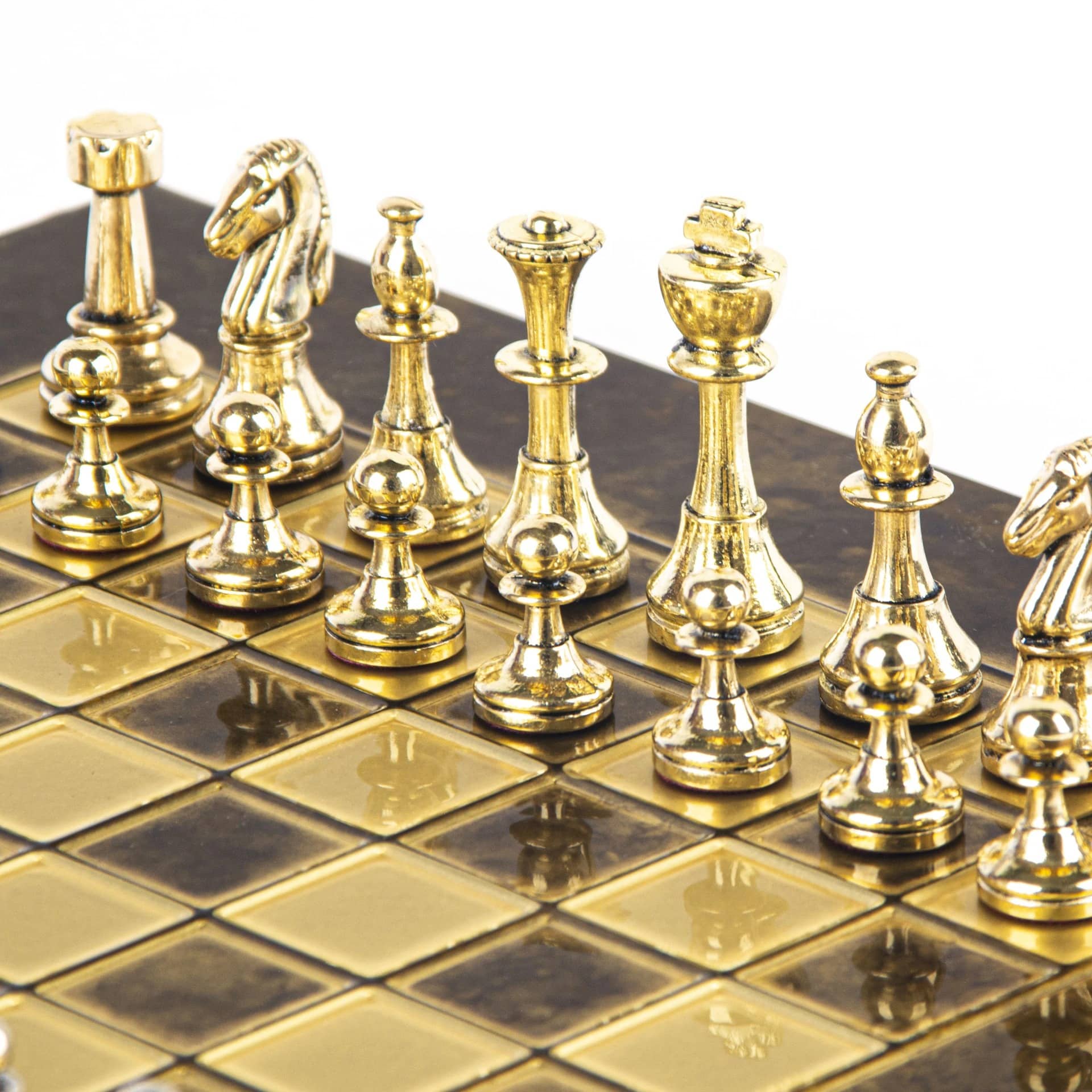 Petit Ensemble de jeu d'Echecs Staunton en Métal Argenté et Doré avec Echiquier sur Pied en Métal et Coffret de Rangement – Image 4