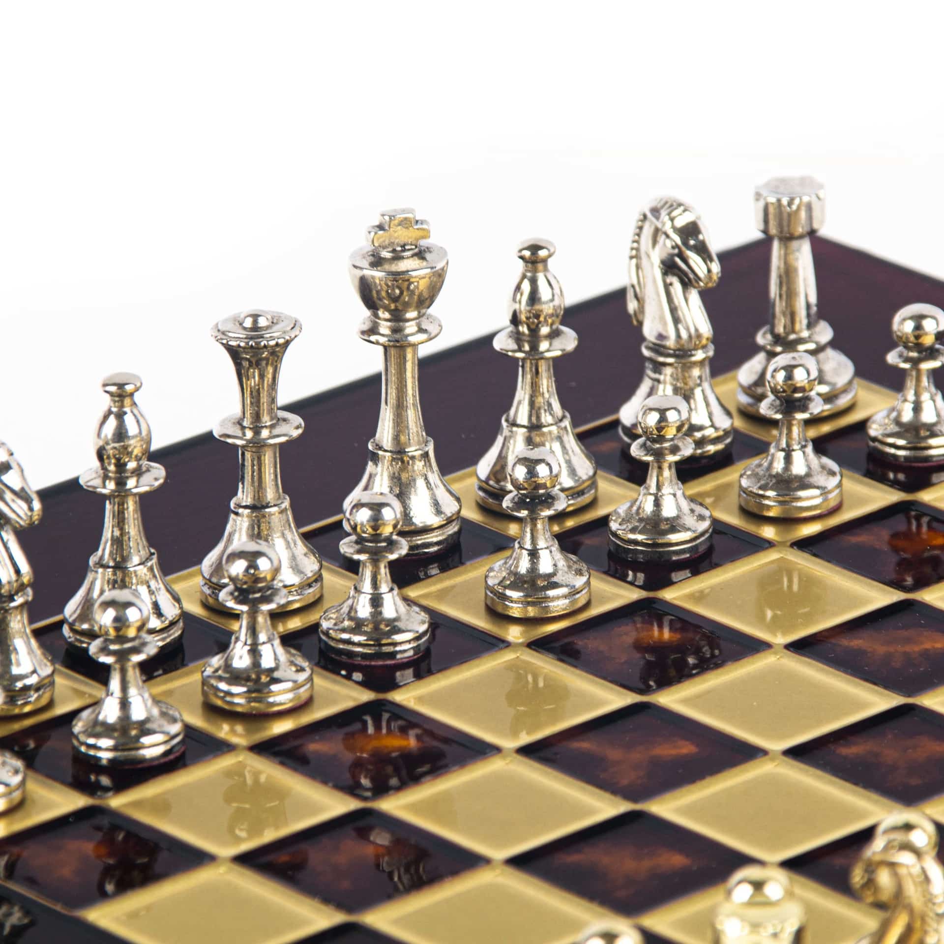 Petit Ensemble de jeu d'Echecs Staunton en Métal Argenté et Doré avec Echiquier sur Pied en Métal et Coffret de Rangement – Image 11