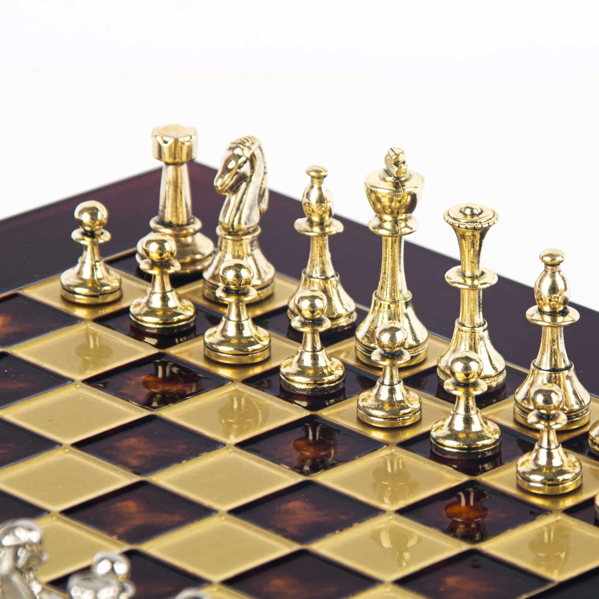 Petit Ensemble de jeu d'Echecs Staunton en Métal Argenté et Doré avec Echiquier sur Pied en Métal et Coffret de Rangement – Image 12