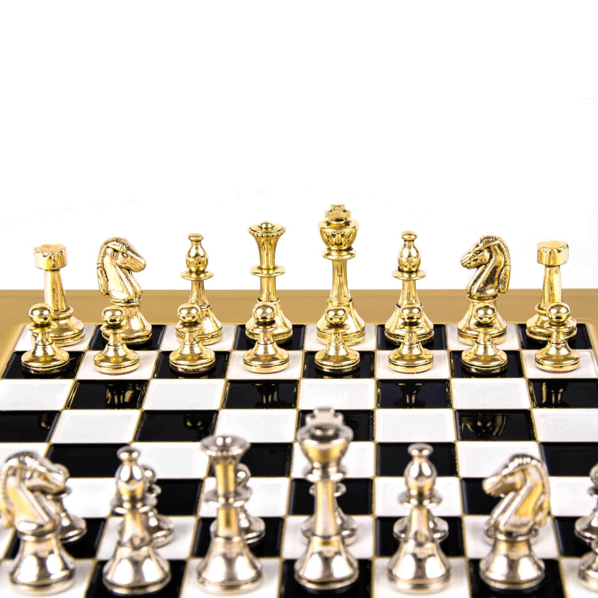 Petit Ensemble de jeu d'Echecs Staunton en Métal Argenté et Doré avec Echiquier sur Pied en Métal et Coffret de Rangement – Image 8