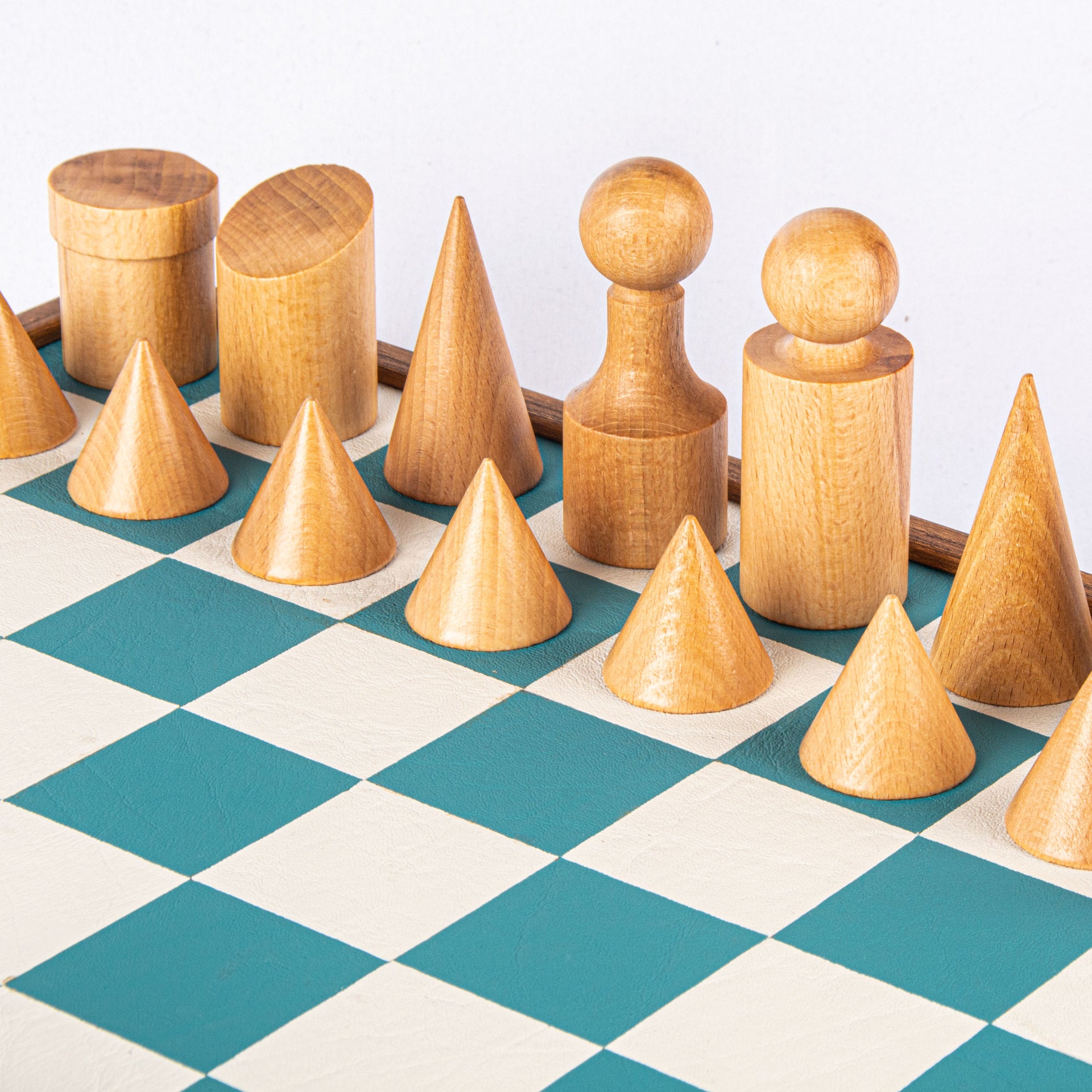 Ensemble de Jeu d'Échecs Style Bauhaus en Bois et Plateau Similicuir Bleu et Blanc avec Rangement – Image 4
