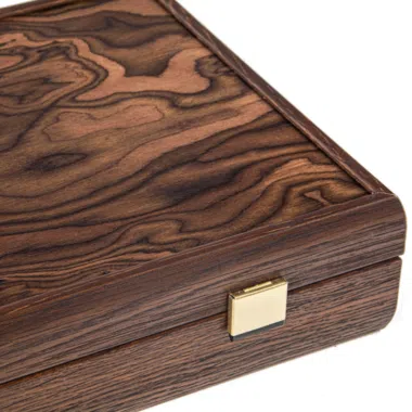 Détail du coin du coffret en bois de noyer avec fermoir doré