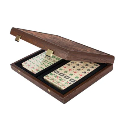 Coffret de Mahjong en bois de noyer ouvert, tuiles rangées en feutrine noire