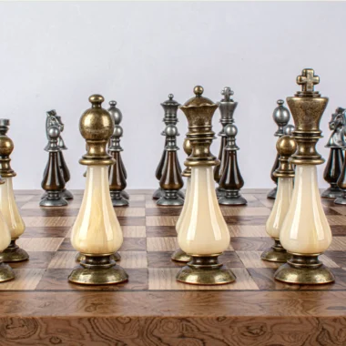 Pièces d'échecs en laiton et étain avec éléments en nacre, vue de face