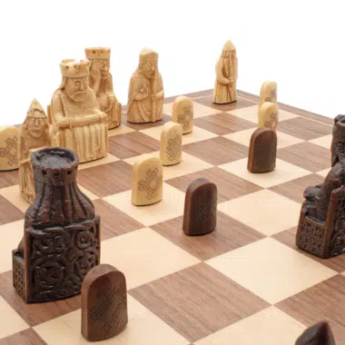 Ensemble d’Échecs Isle of Lewis – Pièces & Échiquier avec Coffret de Présentation
