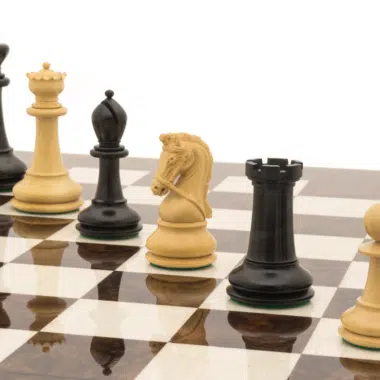Détail d'un cavalier clair entouré de pièces noires et d'un pion