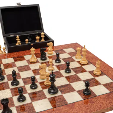 Ensemble d’Échecs Staunton de Luxe en Ébène et Buis avec Échiquier en Loupe de Bruyère et Orme – Roi 7,6 cm