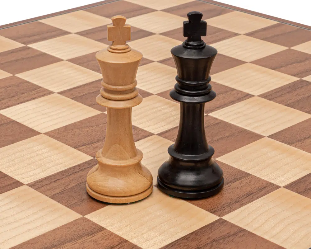 Ensemble d’Echecs Staunton Conquest – Pièces en Bois et Echiquier Pliant en Bois de Noyer et Erable