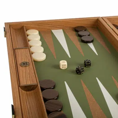 Angle de vue supérieur du jeu de backgammon avec pions noirs et blancs