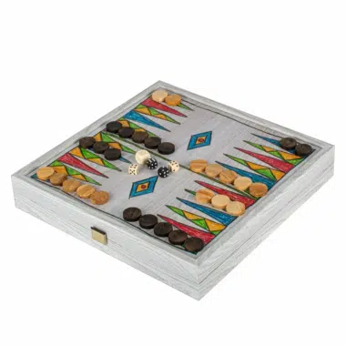 Jeu de Backgammon en bois, pièces et dés en place, ambiance conviviale - Le Palais Des Echecs