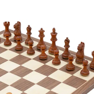 Détail des pièces en bois foncé du jeu d'échecs Fierce Knight Tournoi Premium