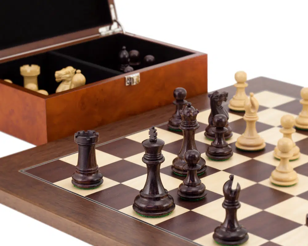 Coffret du jeu d'échecs Windsor avec pièces en bois sur l'échiquier - Le Palais Des Echecs