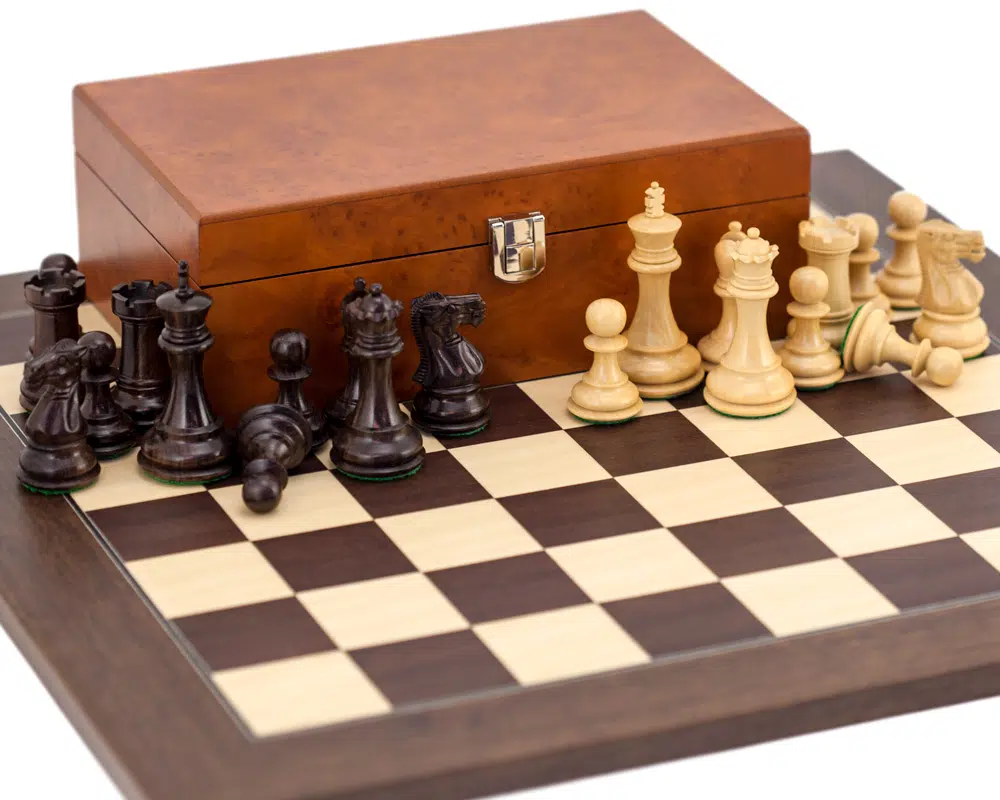 Détail des pièces d'échecs en bois avec feutre vert au dessous