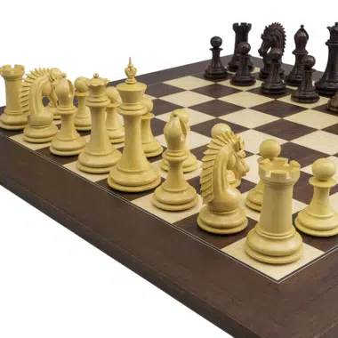 Angle dynamique du jeu d'échecs Sheffield Knight avec pièces blanches visibles
