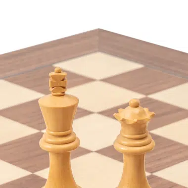 Gros plan sur le roi et la reine du jeu d'échecs Levisham, symboles du jeu stratégique