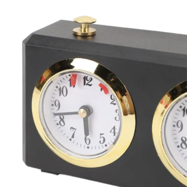 Horloge d'échecs analogique mécanique rétro, gros plan sur le cadran gauche