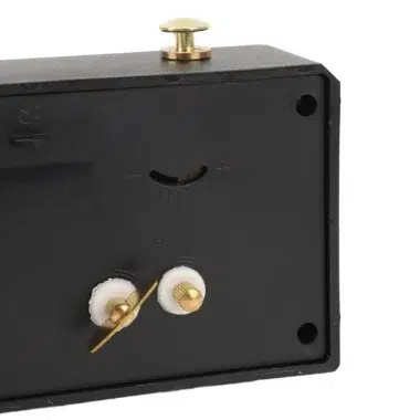 Vue arrière de l'horloge d'échecs montrant les réglages pour un usage pratique