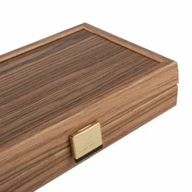 Détail du coffret en bois fin avec plaque dorée - Le Palais Des Echecs