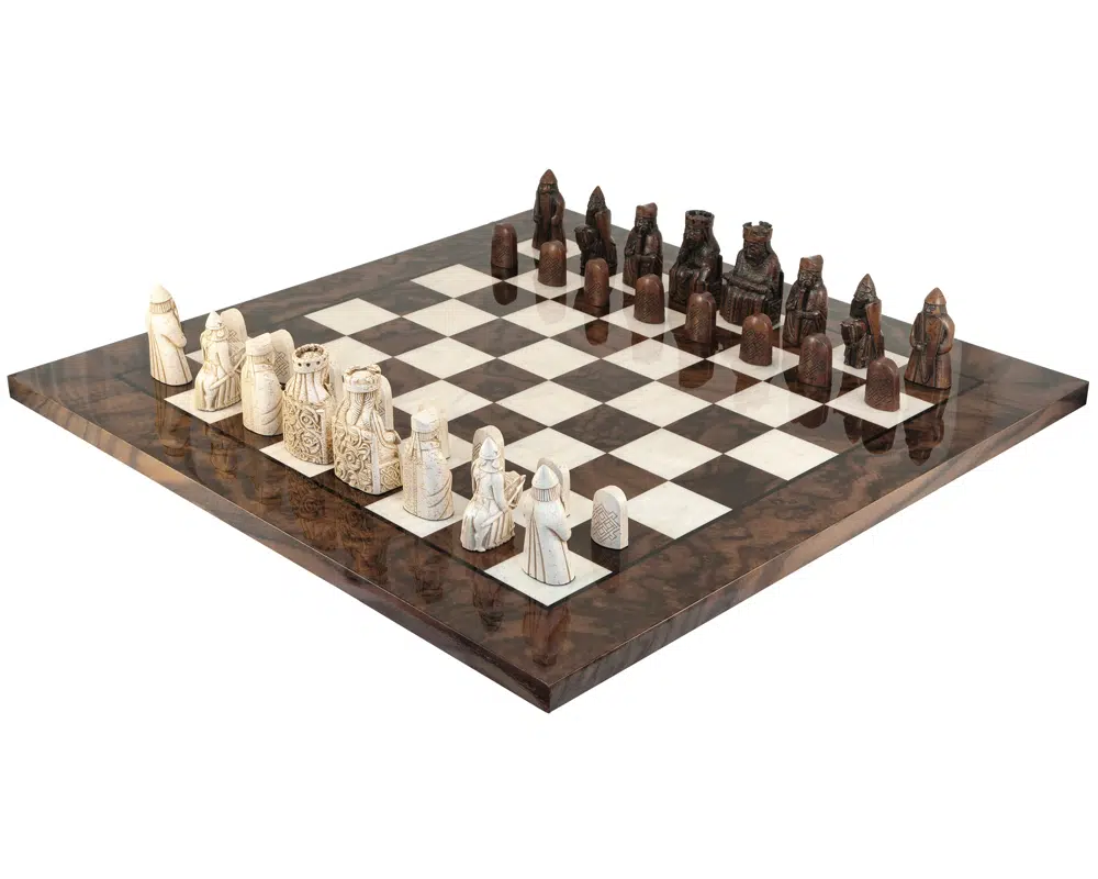 Jeu d'échecs Île de Lewis en bois avec pièces sculptées, vue de dessus - Le Palais Des Echecs