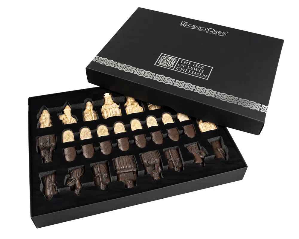 Boîte contenant le jeu d'échecs Île de Lewis, design soigné et élégant - Le Palais Des Echecs