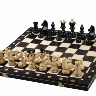 Vue d'ensemble du plateau de jeu d'échecs avec pièces en bois finement sculptées - Le Palais Des Echecs